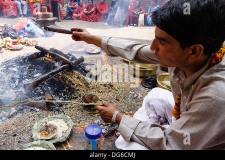 Bramino di eseguire la cerimonia nuziale a Kumbeshwar Mahadev temple. Lalitpur-Patan. Il Nepal Foto Stock