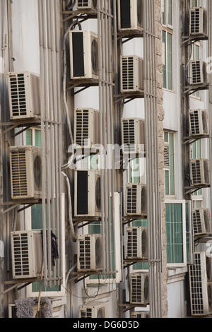 Gruppo di dispositivi di condizionamento dell'aria sul lato posteriore di un edificio residenziale di Shanghai Foto Stock