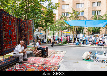 I venditori di tappeti a Vernissage mercato. Yerevan, Armenia Foto Stock