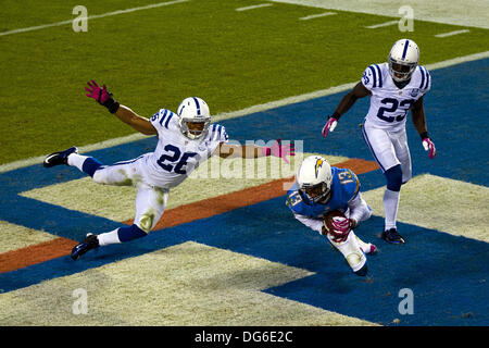 San Diego, California, Stati Uniti d'America. Xiv oct, 2013. San Diego Chargers KEENAN ALLEN fa un touchdown catch davanti a Indianapolis Colts DELANO HOWELL e VONTAE DAVIS (23) presso lo Stadio Qualcomm. Il caricabatterie ha vinto 19-9. © KC Alfred/ZUMAPRESS.com/Alamy Live News Foto Stock