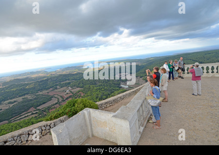 I turisti guardare il panorama e il tramonto dal Monte Toro (Monte Toro), Menorca Foto Stock