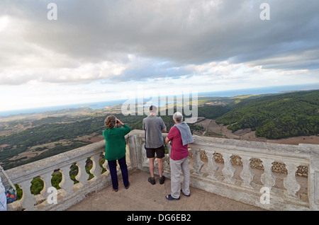 I turisti guardare il panorama e il tramonto dal Monte Toro (Monte Toro), Menorca Foto Stock