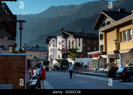 La strada principale dello shopping di Klosters svizzera Foto Stock