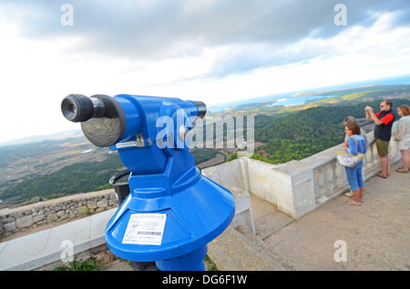 I turisti guardare il panorama e il tramonto dal Monte Toro (Monte Toro), Menorca Foto Stock