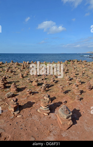 Giardino di sculture in pietra in Cami des cavalls, il percorso che porta a Cala Pregonda Foto Stock