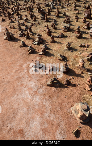 Giardino di sculture in pietra in Cami des cavalls, il percorso che porta a Cala Pregonda Foto Stock