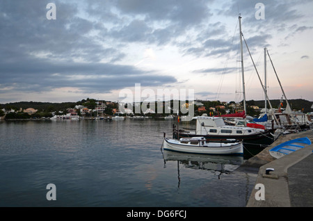 Tramonto nel porto di Mahon, il secondo più grande porto naturale in Europa. Foto Stock