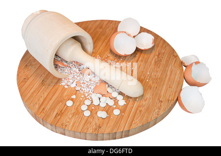 Rendendo le pillole di calcio da le screpolature guscio uova isolate su sfondo bianco Foto Stock