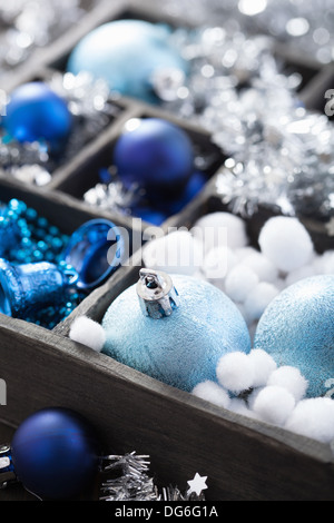 Scatola nera piena di decorazione di Natale Foto Stock