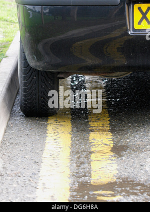 Macchina parcheggiata su doppio giallo linee, Bude, Cornwall, Regno Unito Foto Stock