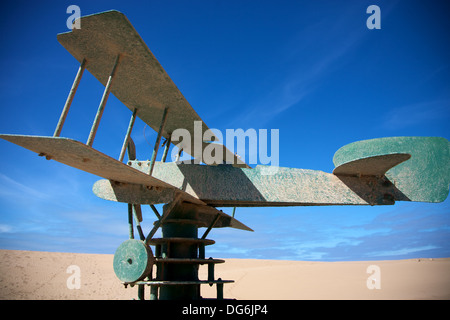 Un monumento in Tarfaya, Cape Juby, Marocco, commemorando Aéropostale posta della pista di atterraggio per aerei di scalo e la propria stazione di manager, Saint-Exu Foto Stock