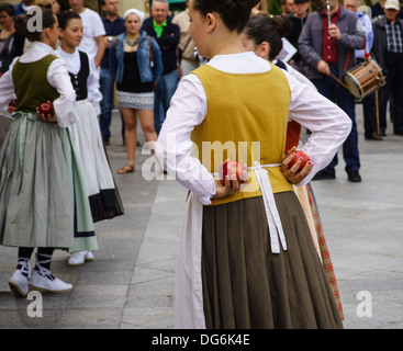 Le ragazze fanno il basco sidro di mele folk dance in San Sebastian/donostia, Spagna. Foto Stock