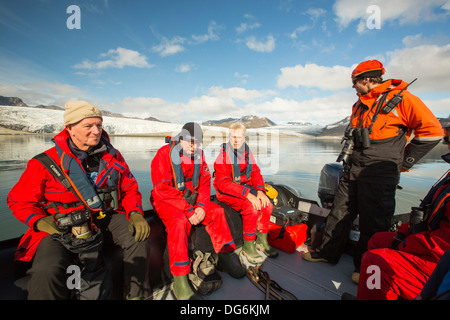 Passeggeri su Zodiaks off il russo nave di ricerca, AkademiK Sergey Vavilov un rafforzamento di ghiaccio sulla nave un expedition cruise Foto Stock