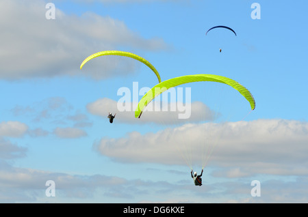 Tre i parapendii nel cielo Foto Stock