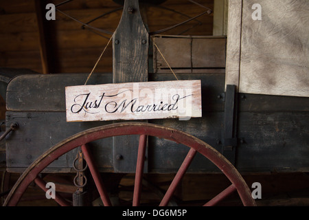 Un solo segno sposato si blocca su di un lato del carro vintage Foto Stock