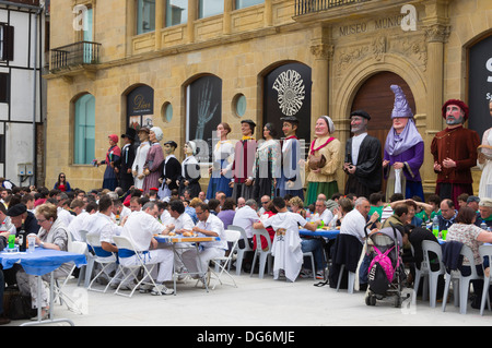 San Sebastian - Festival Giugno 29 2013, 200° anniversario della città di liberazione da Napoleone da British+portoghese. Dancing giganti. Foto Stock