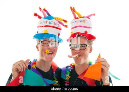 Identicamente maschio adulto gemelli avente il compleanno in studio Foto Stock
