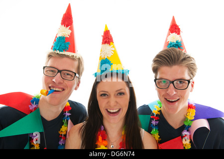 Identicamente maschio adulto gemelli avente compleanno insieme con la ragazza in studio Foto Stock