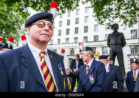 Londra, Regno Unito. Il 15 ottobre 2013. La protesta incontra sotto la statua di Montgomery come era il suo primo reggimento e del reggimento provvisto della guardia d'onore al suo funerale. L'uomo di sinistra è stata che la guardia d'onore. Il salvataggio del secondo battaglione del reggimento reale di Fusiliers (2DRR) campagna organizzata dalla Associazione Fusiliers marche per fermare i tagli, ricordare al governo dei suoi obblighi e consegnare una petizione al 10 di Downing Street. Whitehall, Londra, UK, 15 ottobre 2013. Credito: Guy Bell/Alamy Live News Foto Stock