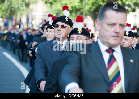 Londra, Regno Unito. Il 15 ottobre 2013. Il salvataggio del secondo battaglione del reggimento reale di Fusiliers (2DRR) campagna organizzata dalla Associazione Fusiliers marche per fermare i tagli, ricordare al governo dei suoi obblighi e consegnare una petizione al 10 di Downing Street. Essi quindi marzo al Parlamento. Whitehall, Londra, UK, 15 ottobre 2013. Credito: Guy Bell/Alamy Live News Foto Stock