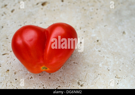 A forma di cuore i pomodori san marzano su pietra Foto Stock