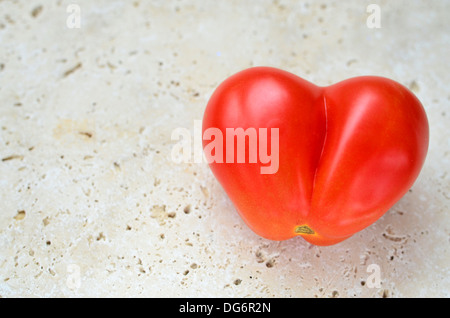 A forma di cuore i pomodori san marzano su pietra Foto Stock