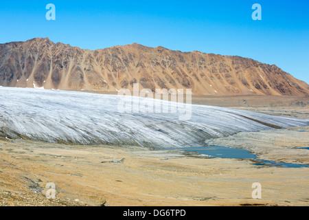 Un ghiacciaio a Recherchefjorden su Western Svalbard con morena che mostra la massiccia tasso di ritiro negli ultimi cento anni. Foto Stock