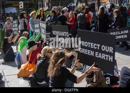 Gli attivisti protestano contro la Monsanto Company e alimenti geneticamente modificati. Foto Stock