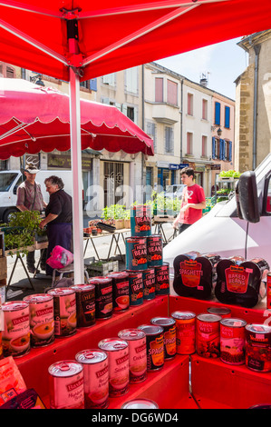 Francia, Haut-Pyrénées - Trie-sur-Baise, mercato. British produrre per la vendita per gli espatriati, box di proprietà di inglese madre e figlia. Foto Stock