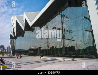Un imponente vista frontale del Riverside Museum Glasgow con un riflesso dell'adiacente ormeggiato a tall ship il Glenlee Foto Stock