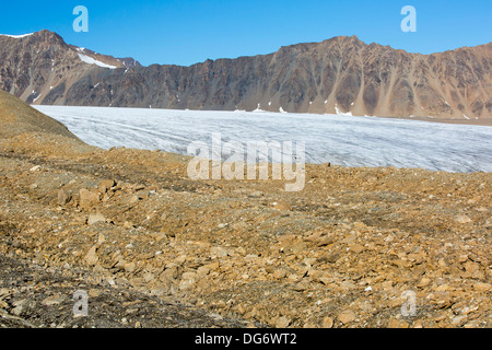 Un ghiacciaio a Recherchefjorden su Western Svalbard con morena che mostra la massiccia tasso di ritiro negli ultimi cento anni.. Foto Stock