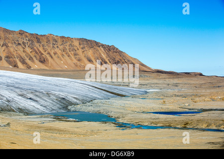 Un ghiacciaio a Recherchefjorden su Western Svalbard con morena che mostra la massiccia tasso di ritiro negli ultimi cento anni. Foto Stock