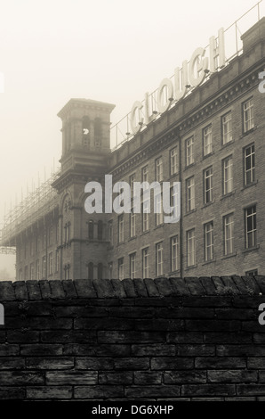 Un giorno di nebbia al Dean Clough Mills, Halifax, West Yorkshire, Inghilterra Foto Stock