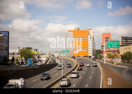 Major Deegan Expressway nel South Bronx a New York domenica 13 ottobre, 2013. (© Richard B. Levine) Foto Stock