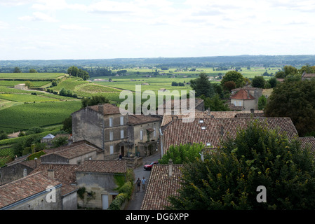 Saint Emilion e vigneti nella regione di Bordeaux in Francia famosa per i suoi vini e vigneti, un sito del Patrimonio Mondiale Foto Stock