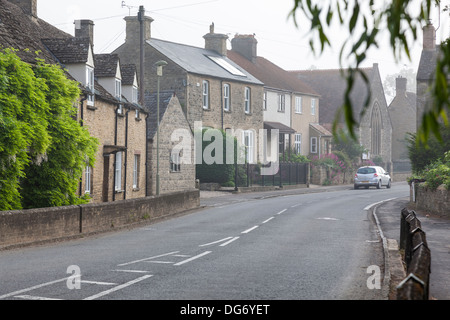La strada principale che attraversa il Bampton, Oxfordshire, uno dei luoghi per la serie TV Cavendish Abbey. Foto Stock