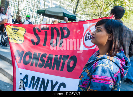 Gli attivisti protestano contro la Monsanto Company e alimenti geneticamente modificati. Foto Stock