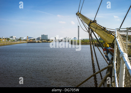 A bordo della Tall Ship Glenlee una vista guardando lungo il bompresso fino al fiume Clyde verso la città di Glasgow attrazioni. Foto Stock