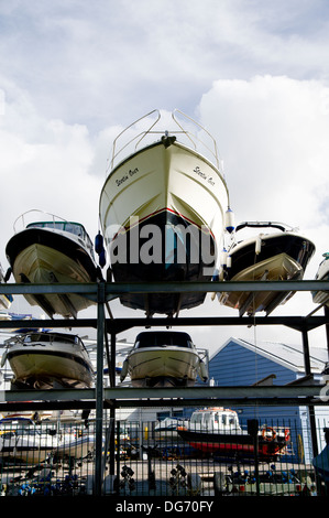 Barche su scaffalature a Chandlers, Penarth Road, Cardiff, Galles. Foto Stock