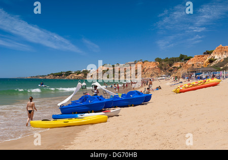 Il Portogallo, Algarve, Praia da Falésia, il Riu Palace Hotel sulla scogliera Foto Stock