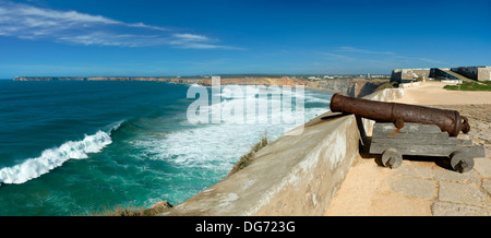 Il Portogallo, Algarve, Sagres, il promontorio fortezza e Praia do Tonel beach Foto Stock