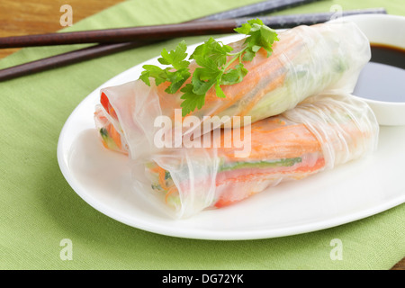 Involtini primavera con verdure e pollo su una piastra Foto Stock