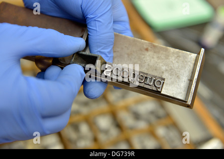 L'uomo detiene in vecchio stile di typesetting lettere pronto per la stampa. Foto Stock