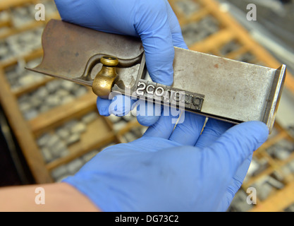 L'uomo detiene in vecchio stile di typesetting lettere pronto per la stampa. Foto Stock