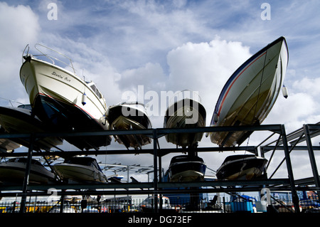 Barche su scaffalature a Chandlers, Penarth Road, Cardiff, Galles. Foto Stock