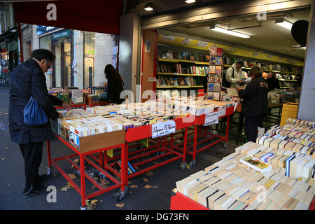 Di seconda mano book store di boulevard St-Michel a Parigi, Francia Foto Stock