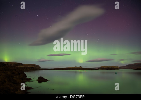 Aurora Boreale, 14 ottobre 2013. Affacciato sul Loch Dunvegan, Colbost sull'Isola di Skye. Foto Stock