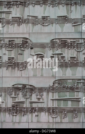 Dettaglio di un musical foglio su una facciata di un edificio del centro di Varsavia, Polonia Foto Stock