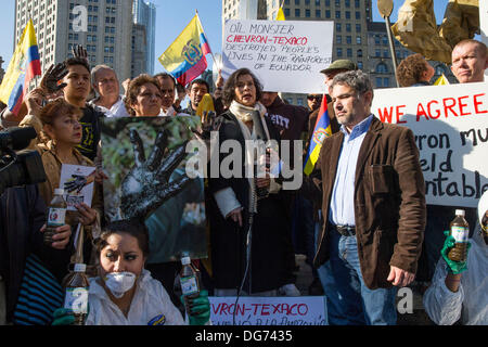 New York, Stati Uniti d'America. Il 15 ottobre 2013. Bianca Jagger parla contro la Chevron.Ecuadorean manifestanti alcuni indossano vestiti tradizionali hanno dimostrato al di fuori degli Stati Uniti courthouse nei pressi di Foley Square a Manhattan. Un tribunale in Ecuador ha realizzato una sentenza contro la Chevron per $ 18 miliardi. Chevron avvocati oggi in questo palazzo di giustizia sta cercando di convincere un giudice che Ecuadorean hanno usato la corruzione per vincere l'insediamento. Credito: Scott Houston/Alamy Live News Foto Stock