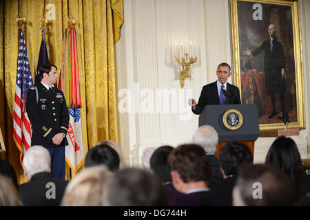 Washington, Distretto di Columbia, Stati Uniti d'America. 15 ottobre, 2013. 10/22/13 La Casa Bianca - Washington DC.Il Presidente Barack Obama awards il capitano William Swenson, U.S. Esercito, la medaglia di Honor.foto: - ImageCatcher News Credito: Christy Bowe/Globe foto/ZUMAPRESS.com/Alamy Live News Foto Stock